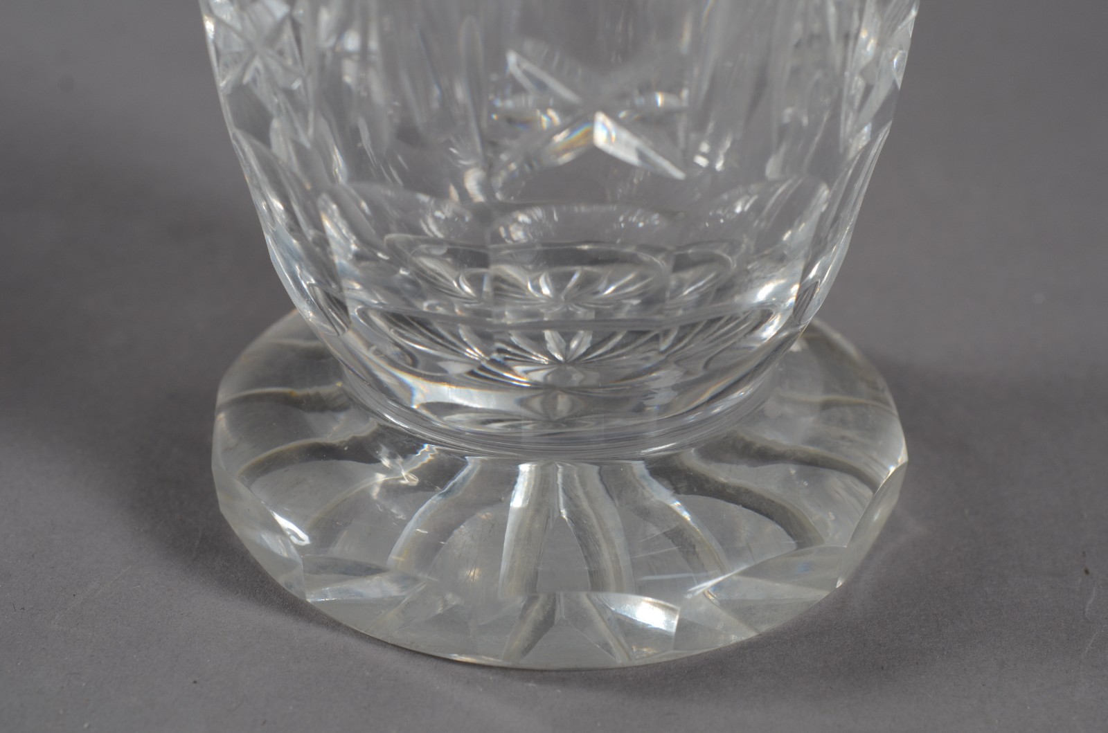Três peças de cristal lapidado, sendo: vaso, jarra e garrafa. - foto 8 de 10