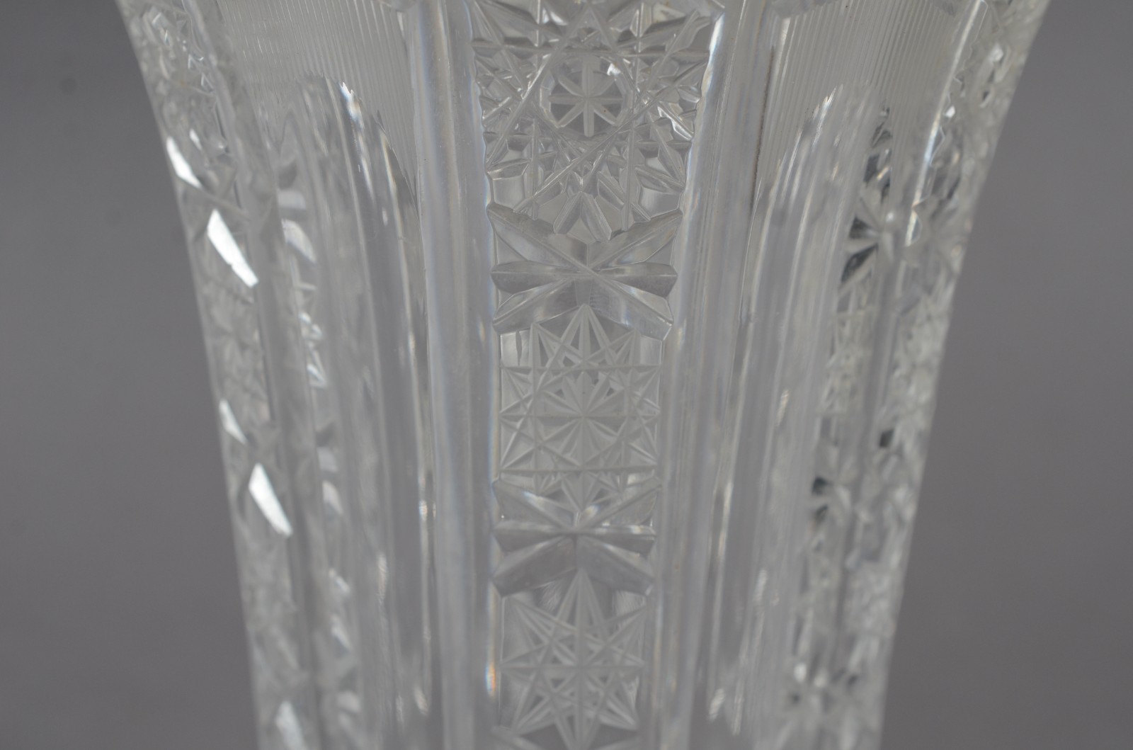 Três peças de cristal lapidado, sendo: vaso, jarra e garrafa. - foto 9 de 10