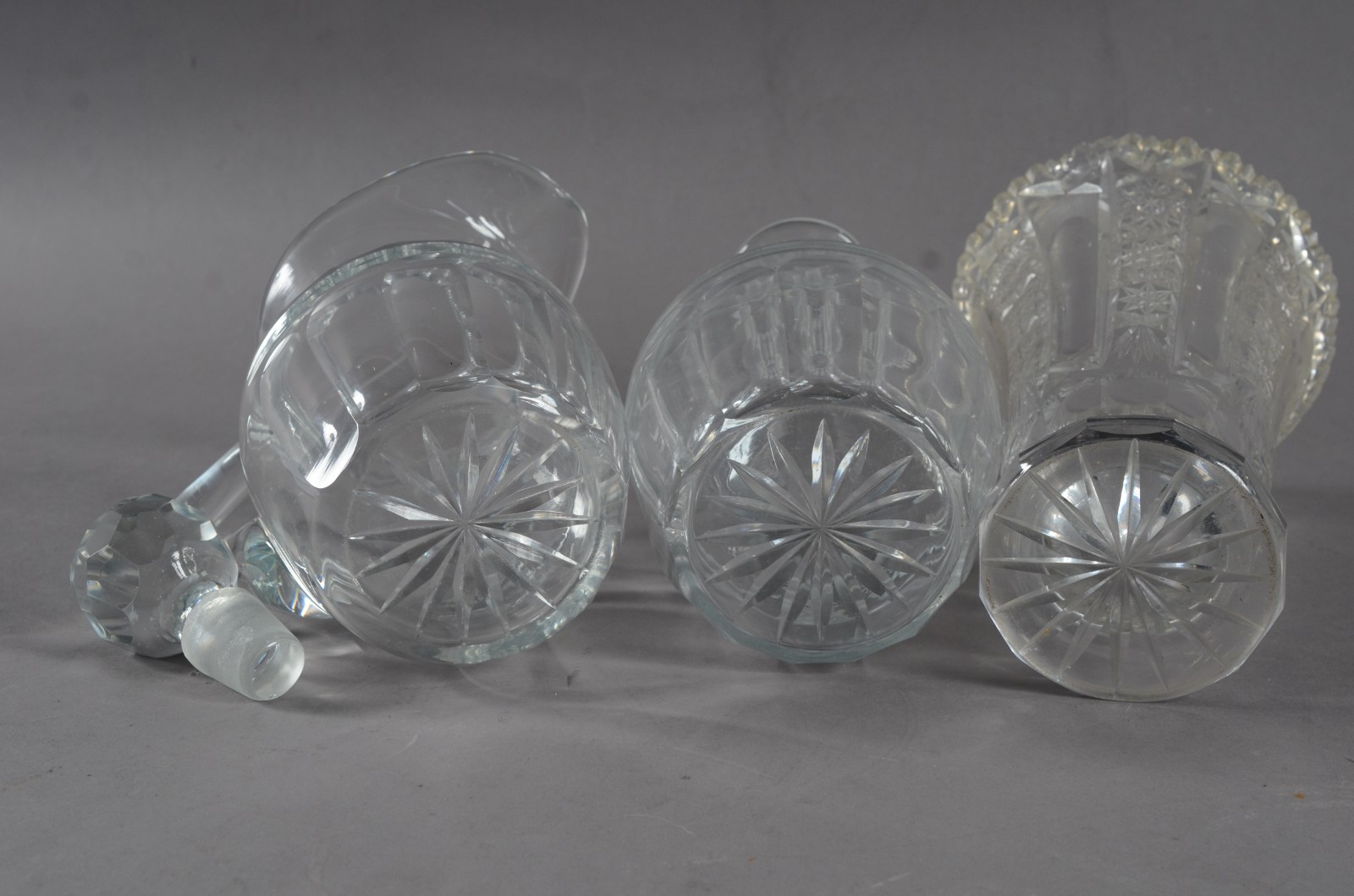 Três peças de cristal lapidado, sendo: vaso, jarra e garrafa. - foto 10 de 10