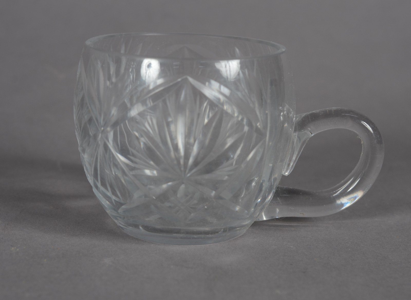 Poncheira com 6 canecas e concha de cristal. Mínimos bicados. - foto 2 de 9