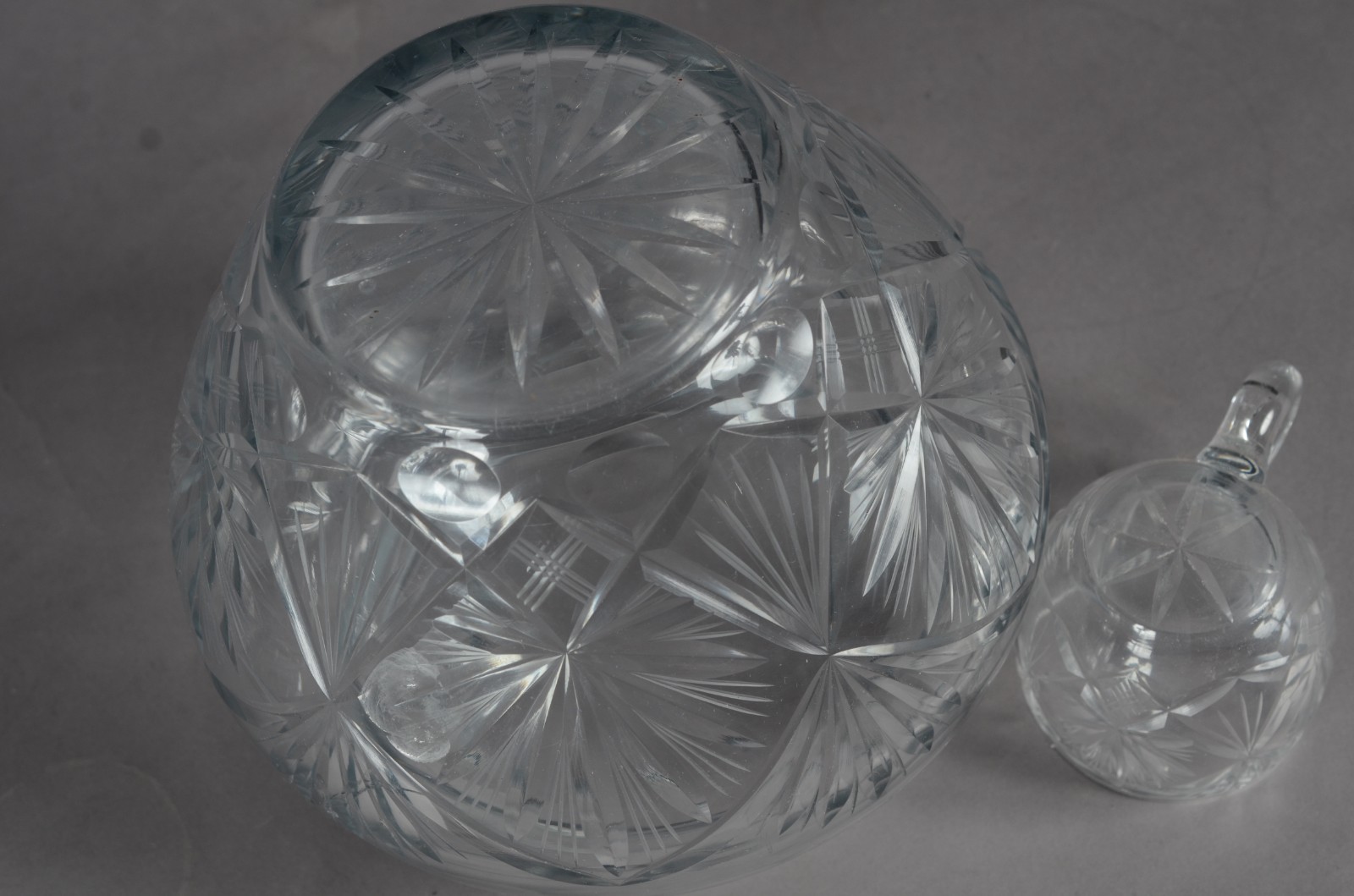 Poncheira com 6 canecas e concha de cristal. Mínimos bicados. - foto 8 de 9