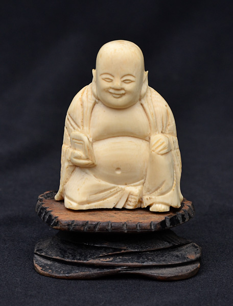 Pequena estatueta de marfim repres.Buda, alt.total 8 cm.