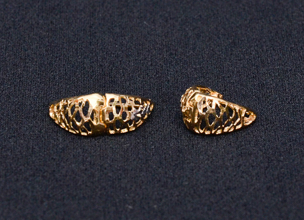 Par de brincos de ouro 18 k, peso 1,8 g.