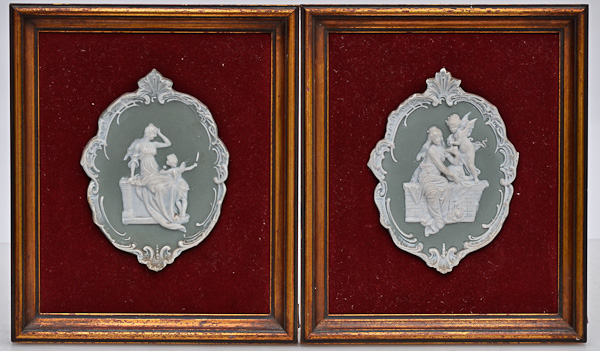 Par de placas de biscuit Wedg Wood na cor verde e branca com figura...