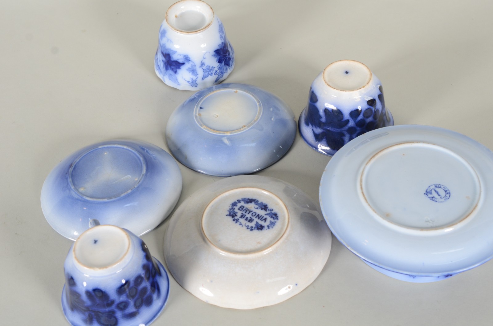 Três xícaras de chá com pires de porcelana azul borrão, diferentes... - foto 4 de 9