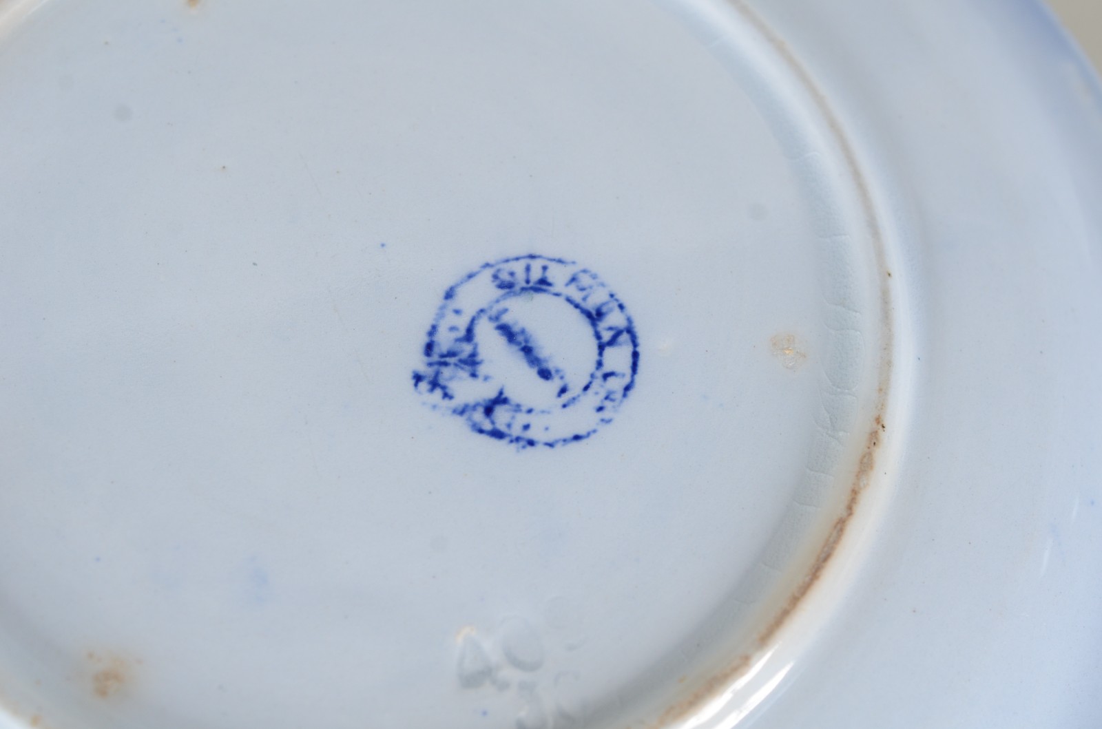 Três xícaras de chá com pires de porcelana azul borrão, diferentes... - foto 5 de 9