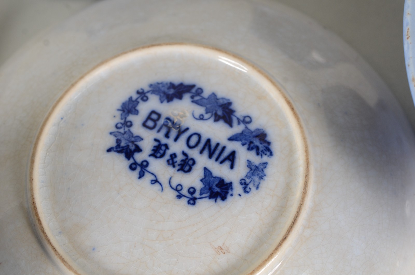 Três xícaras de chá com pires de porcelana azul borrão, diferentes... - foto 6 de 9