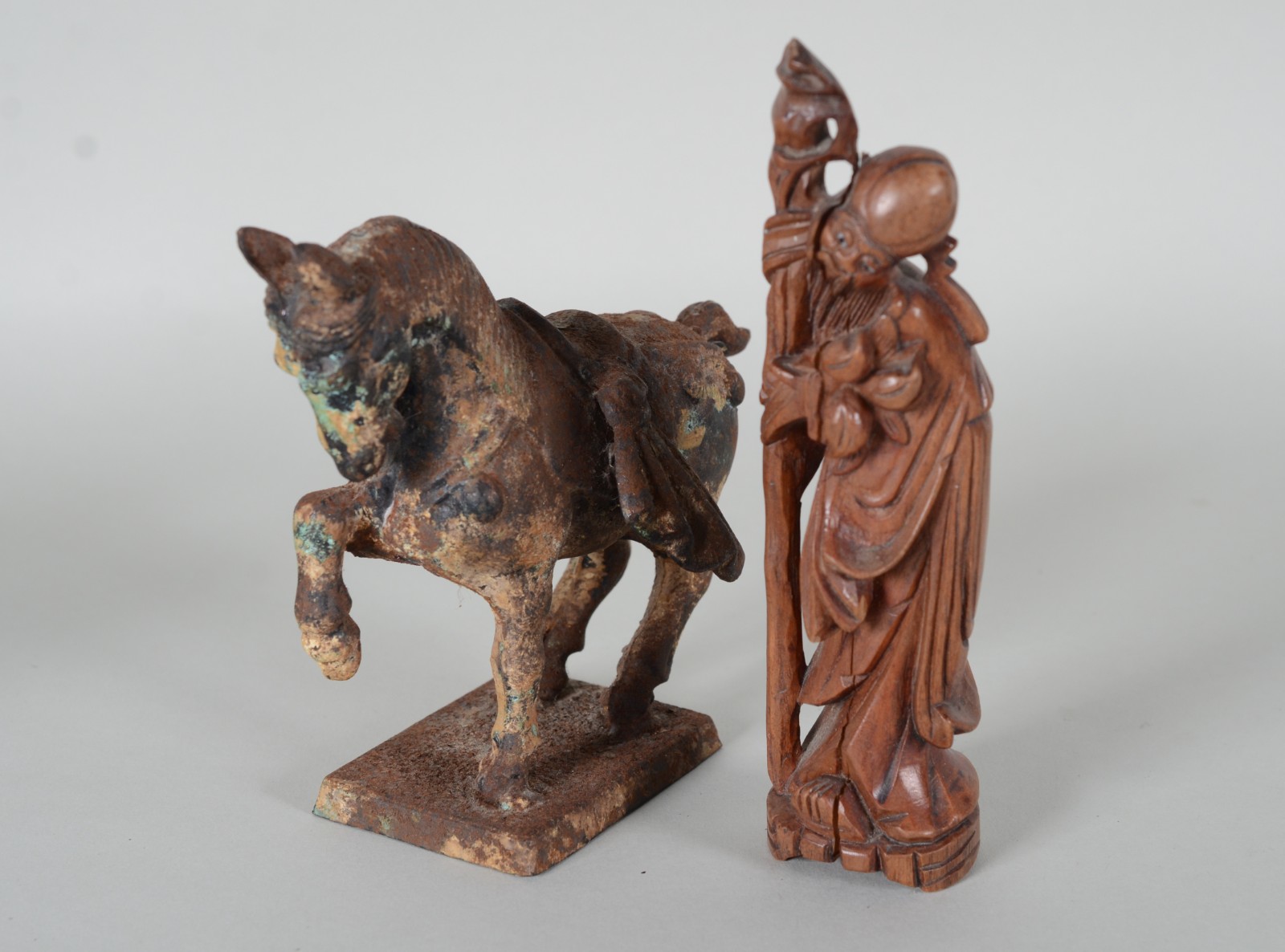 Duas peças orientais, sendo: cavalo de metal e figura de madeira. - foto 1 de 8