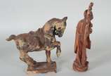 Duas peças orientais, sendo: cavalo de metal e ... - Duas peças orientais, sendo: cavalo de metal e figura de madeira.