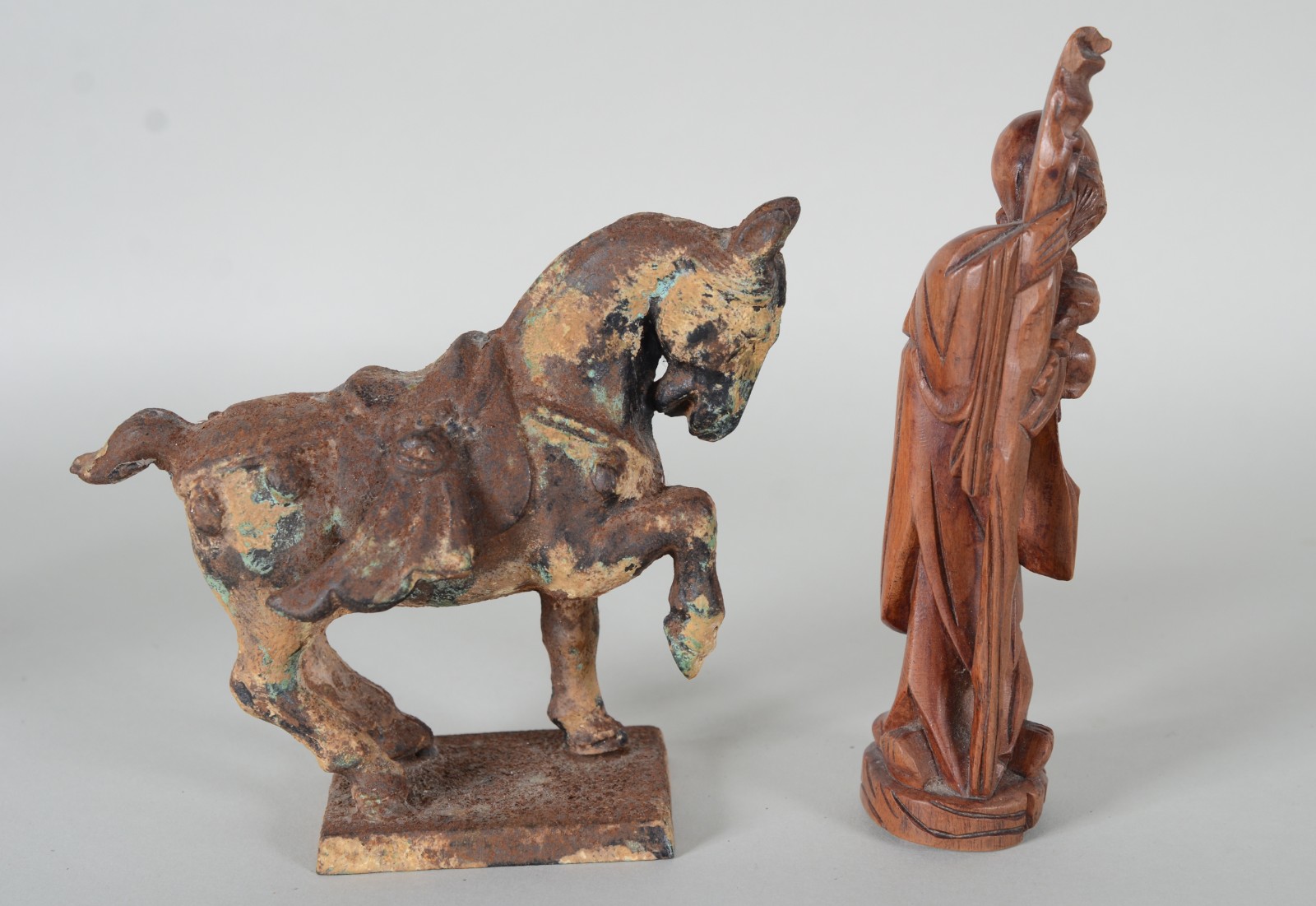 Duas peças orientais, sendo: cavalo de metal e figura de madeira. - foto 3 de 8