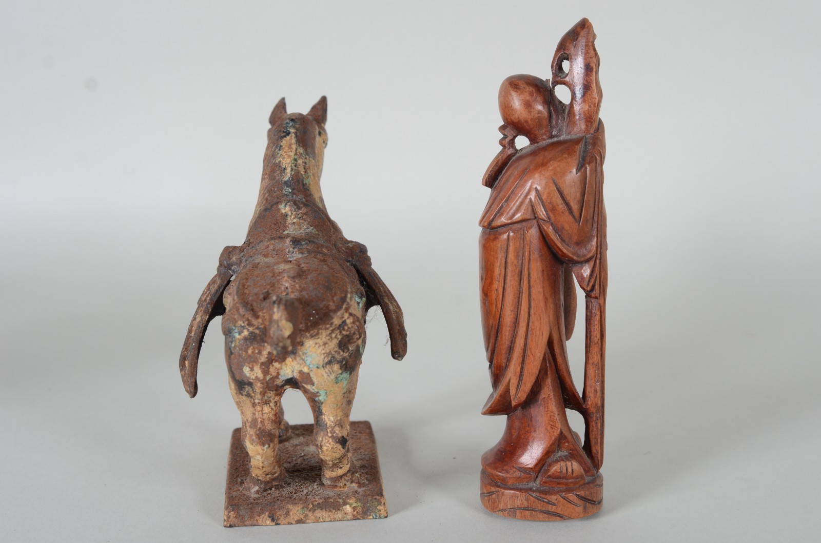 Duas peças orientais, sendo: cavalo de metal e figura de madeira. - foto 4 de 8