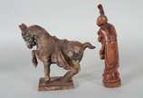 Duas peças orientais, sendo: cavalo de metal e ... - Duas peças orientais, sendo: cavalo de metal e figura de madeira.