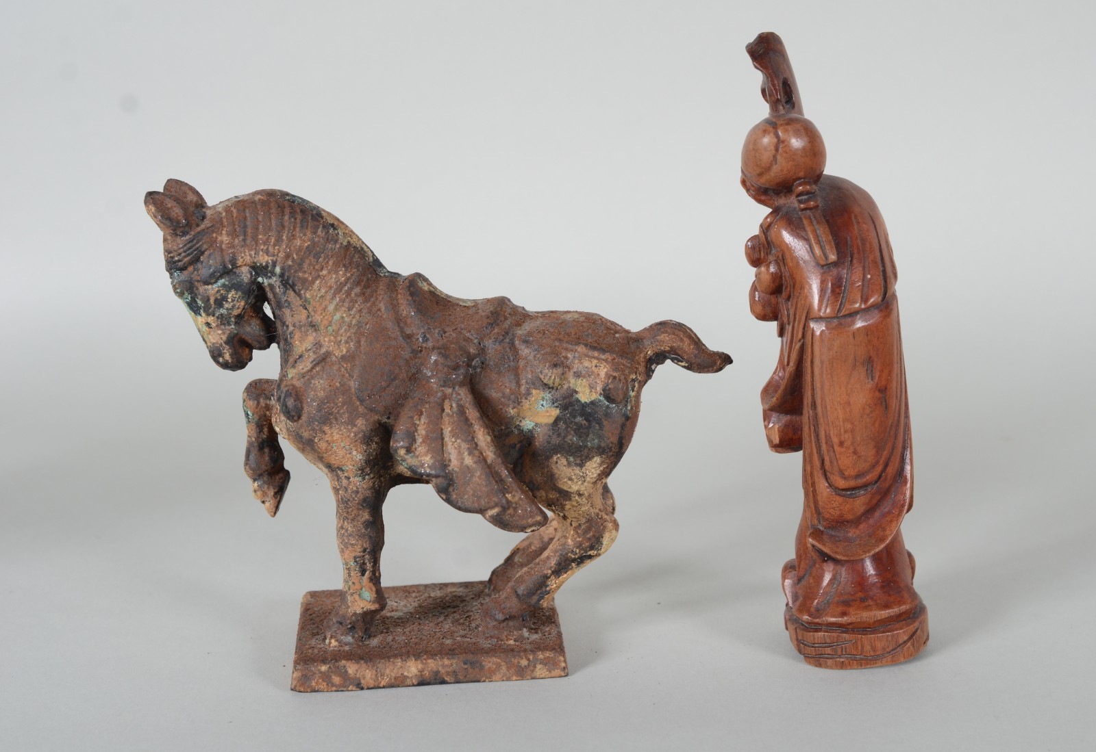 Duas peças orientais, sendo: cavalo de metal e figura de madeira. - foto 5 de 8