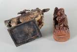 Duas peças orientais, sendo: cavalo de metal e ... - Duas peças orientais, sendo: cavalo de metal e figura de madeira.