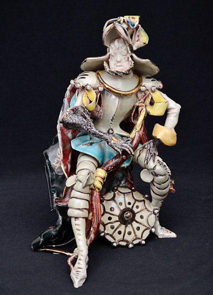 Dom Quixote, estatueta de faiança policromada, alt. 21 cm.