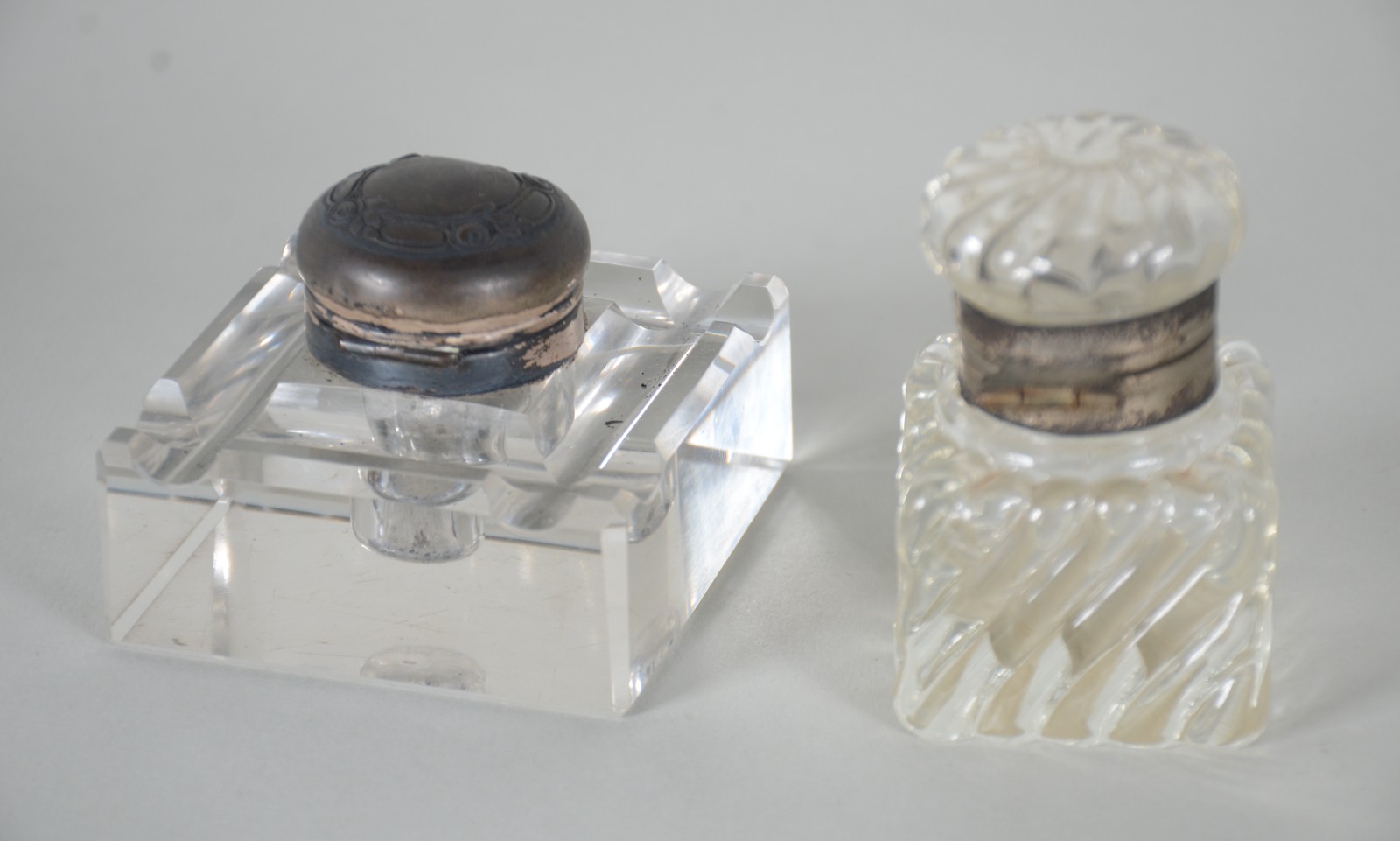 Diversas peças, sendo: 2 recipientes para tinta de vidro com tampas... - foto 9 de 10