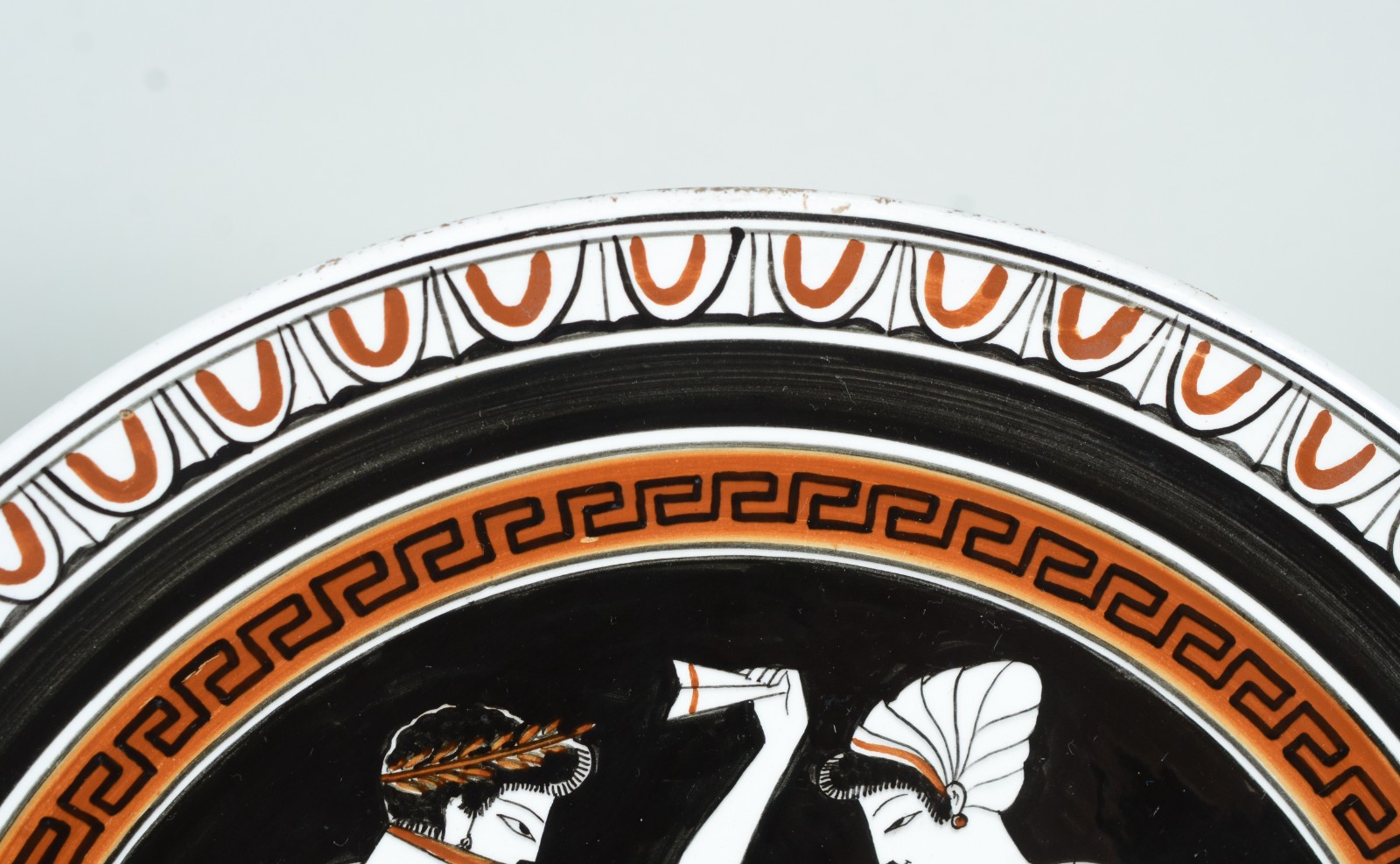 Dois medalhões de cerâmica grega com figuras em policromia. - foto 4 de 8