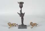 Três peças diversas, sendo: par de leões de met... - Três peças diversas, sendo: par de leões de metal dourado e luminária com figura feminina alada de petit bronze (faltando fiação e metal com des...