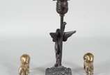 Três peças diversas, sendo: par de leões de met... - Três peças diversas, sendo: par de leões de metal dourado e luminária com figura feminina alada de petit bronze (faltando fiação e metal com des...