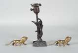 Três peças diversas, sendo: par de leões de met... - Três peças diversas, sendo: par de leões de metal dourado e luminária com figura feminina alada de petit bronze (faltando fiação e metal com des...