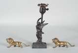 Três peças diversas, sendo: par de leões de met... - Três peças diversas, sendo: par de leões de metal dourado e luminária com figura feminina alada de petit bronze (faltando fiação e metal com des...