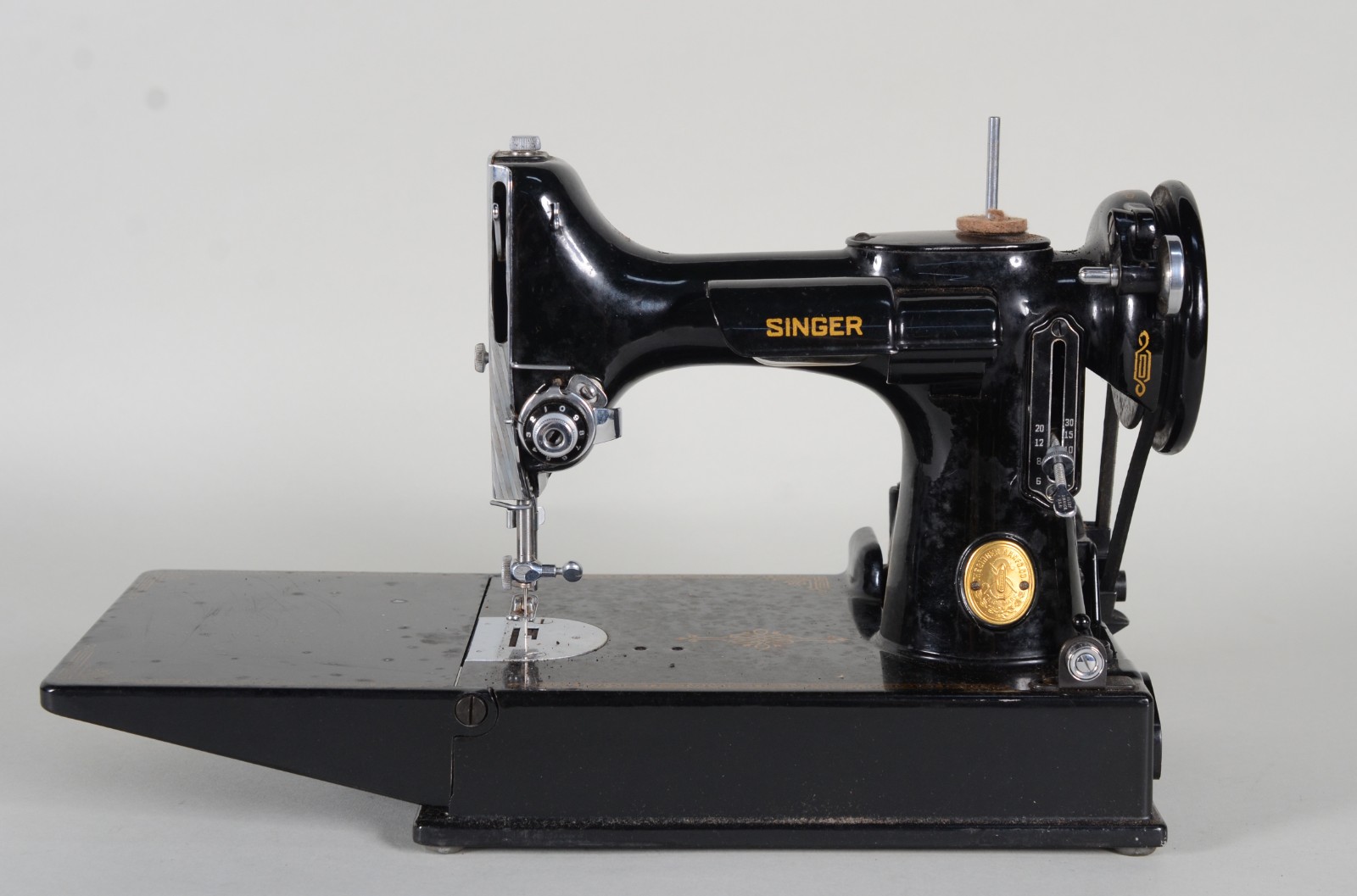 Máquina de costura portátil, no estojo. Anos 40. Funcionando. - foto 1 de 11