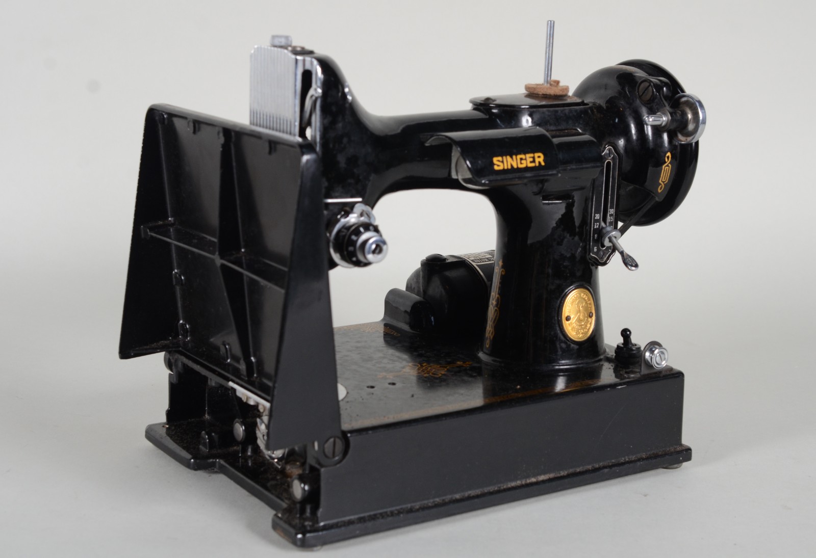 Máquina de costura portátil, no estojo. Anos 40. Funcionando. - foto 3 de 11