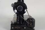 Singer,  - Máquina de costura portátil, no estojo. Anos 40. Funcionando.
