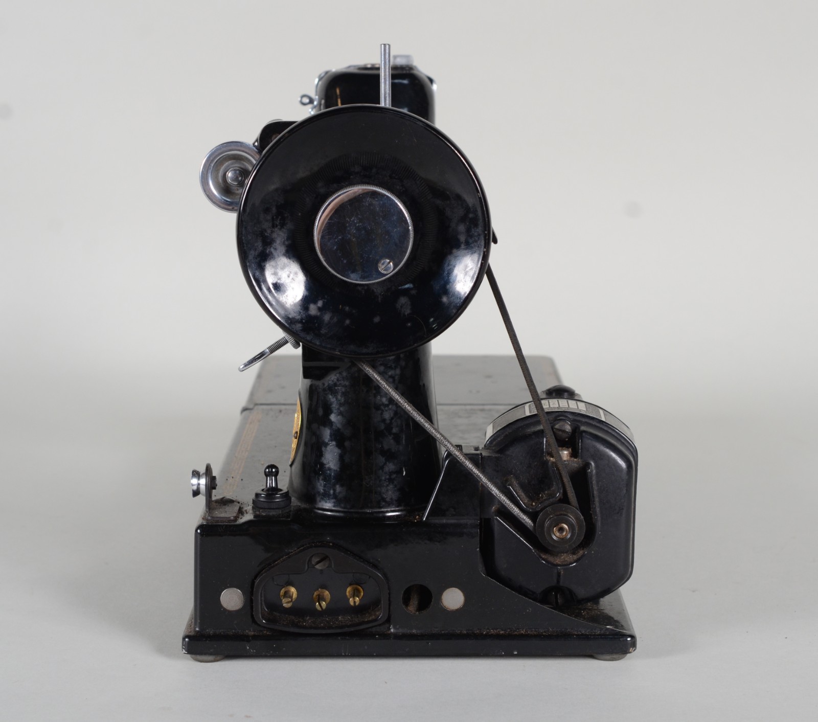 Máquina de costura portátil, no estojo. Anos 40. Funcionando. - foto 6 de 11