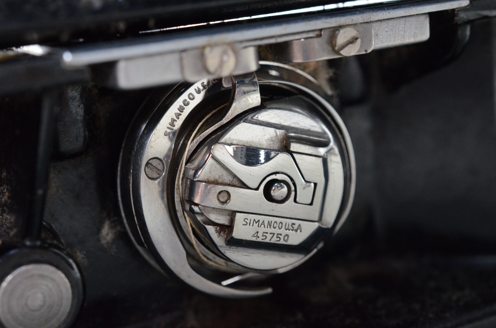 Máquina de costura portátil, no estojo. Anos 40. Funcionando. - foto 7 de 11