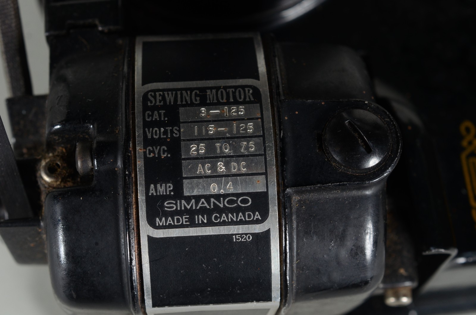 Máquina de costura portátil, no estojo. Anos 40. Funcionando. - foto 8 de 11