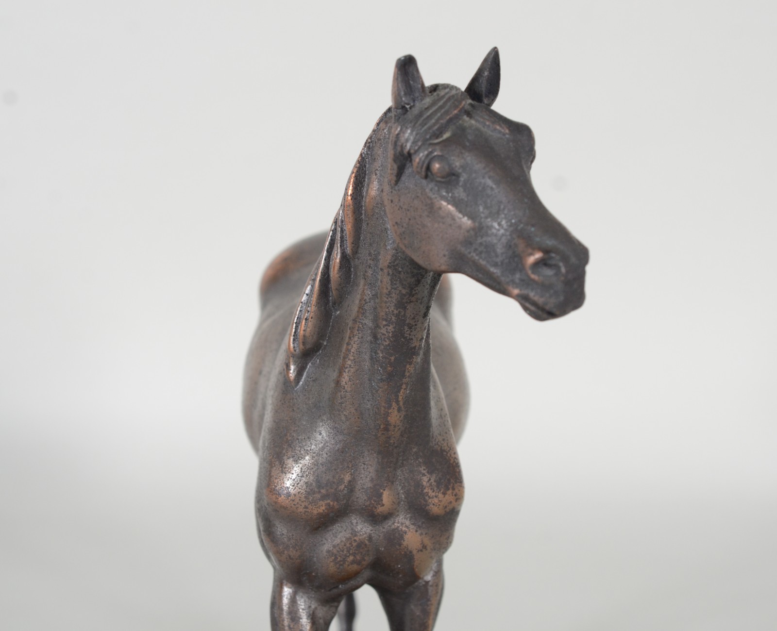 Escultura de metal representando Cavalo, assinado. - foto 2 de 8