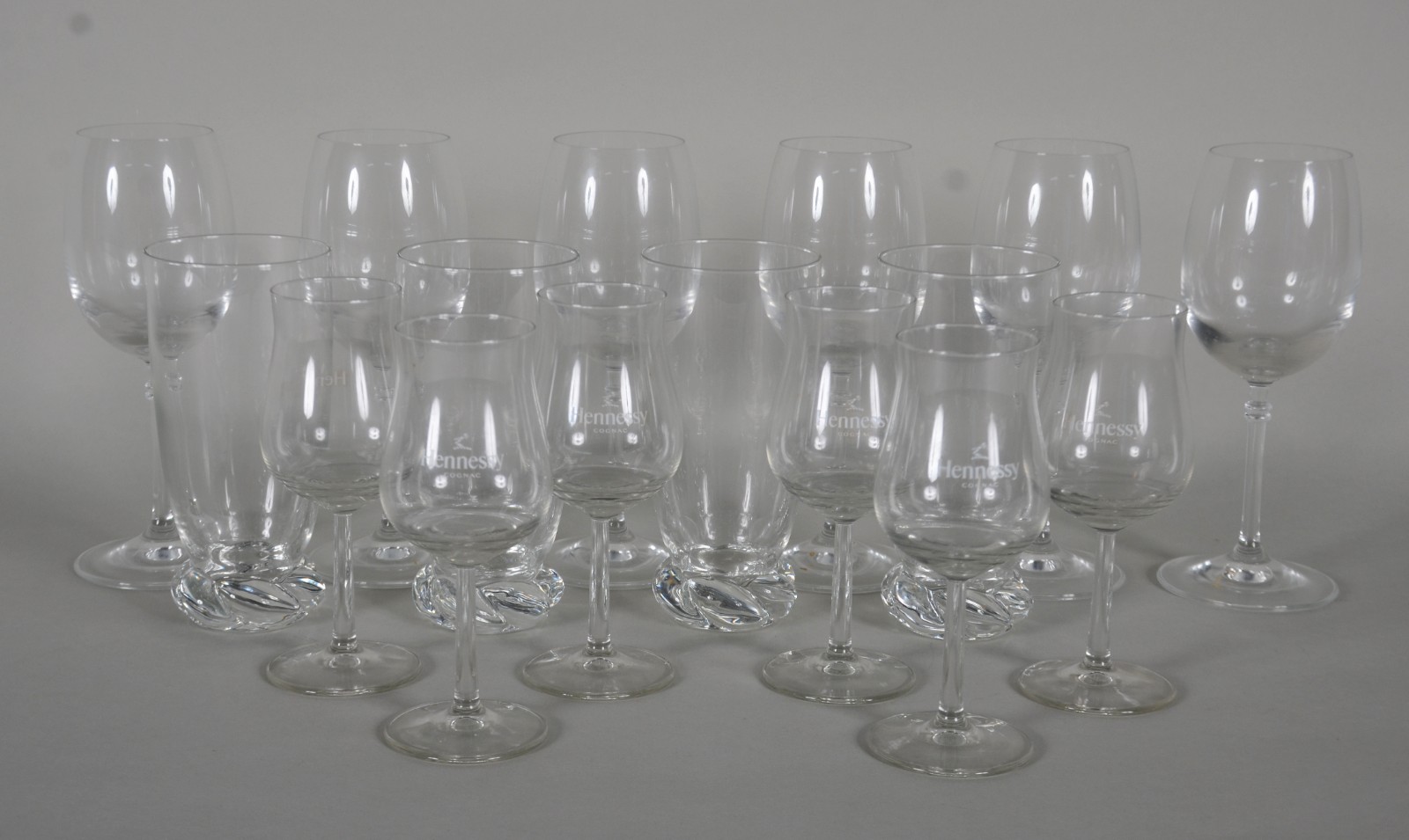 Diversas taças de vidro, sendo: 6 para vinho tinto, 4 copos longos... - foto 1 de 4