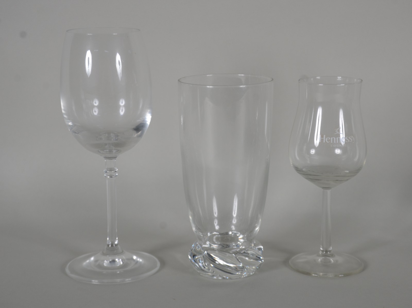 Diversas taças de vidro, sendo: 6 para vinho tinto, 4 copos longos... - foto 2 de 4