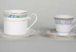 Dois conjuntos de xícaras de porcelana, sendo u... - Dois conjuntos de xícaras de porcelana, sendo um   "Red Sea" para chá com 8 xícaras com pires; e outro  "Germer" com 6 xícaras de café com pires...