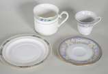 Dois conjuntos de xícaras de porcelana, sendo u... - Dois conjuntos de xícaras de porcelana, sendo um   "Red Sea" para chá com 8 xícaras com pires; e outro  "Germer" com 6 xícaras de café com pires...