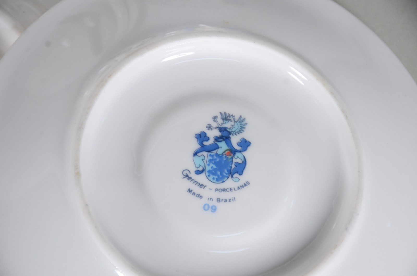 Dois conjuntos de xícaras de porcelana, sendo um "Red Sea" para chá... - foto 5 de 6