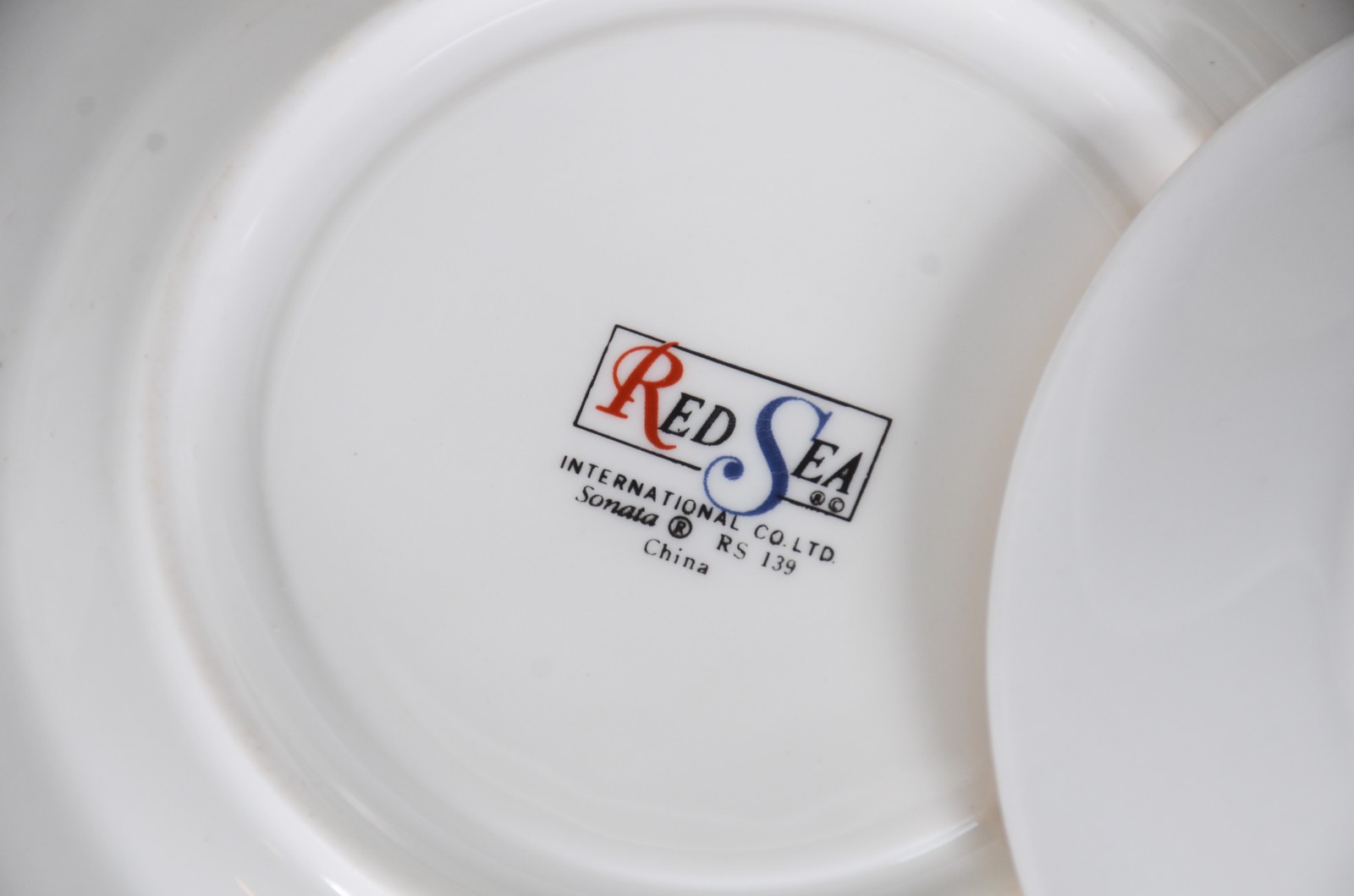Dois conjuntos de xícaras de porcelana, sendo um "Red Sea" para chá... - foto 6 de 6