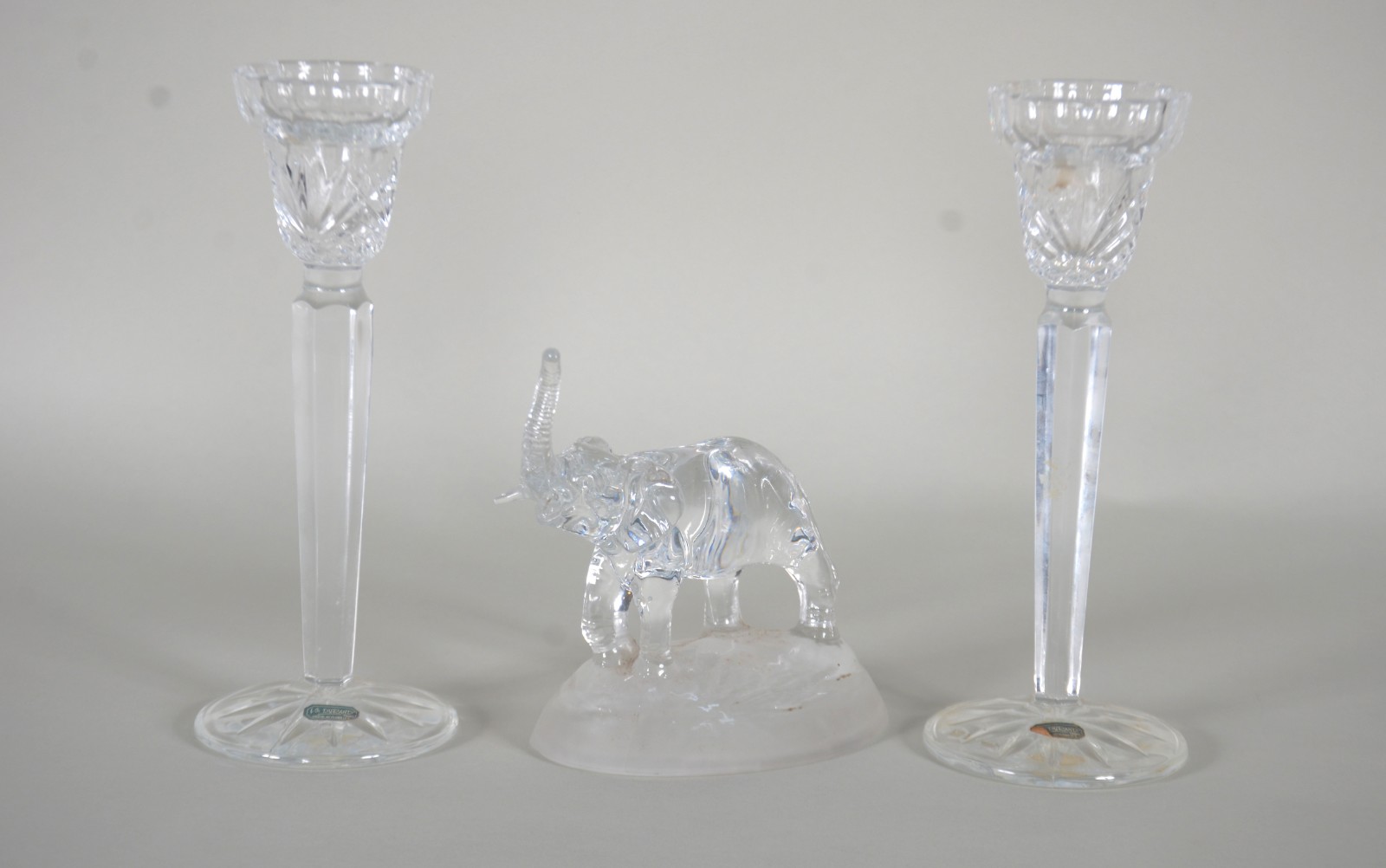 Três peças de cristal, sendo: Par de castiçais e escultura... - foto 1 de 11