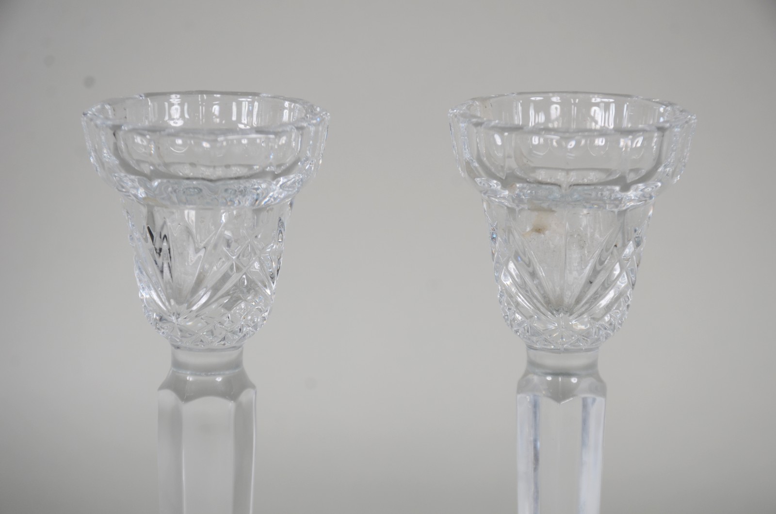 Três peças de cristal, sendo: Par de castiçais e escultura... - foto 3 de 11