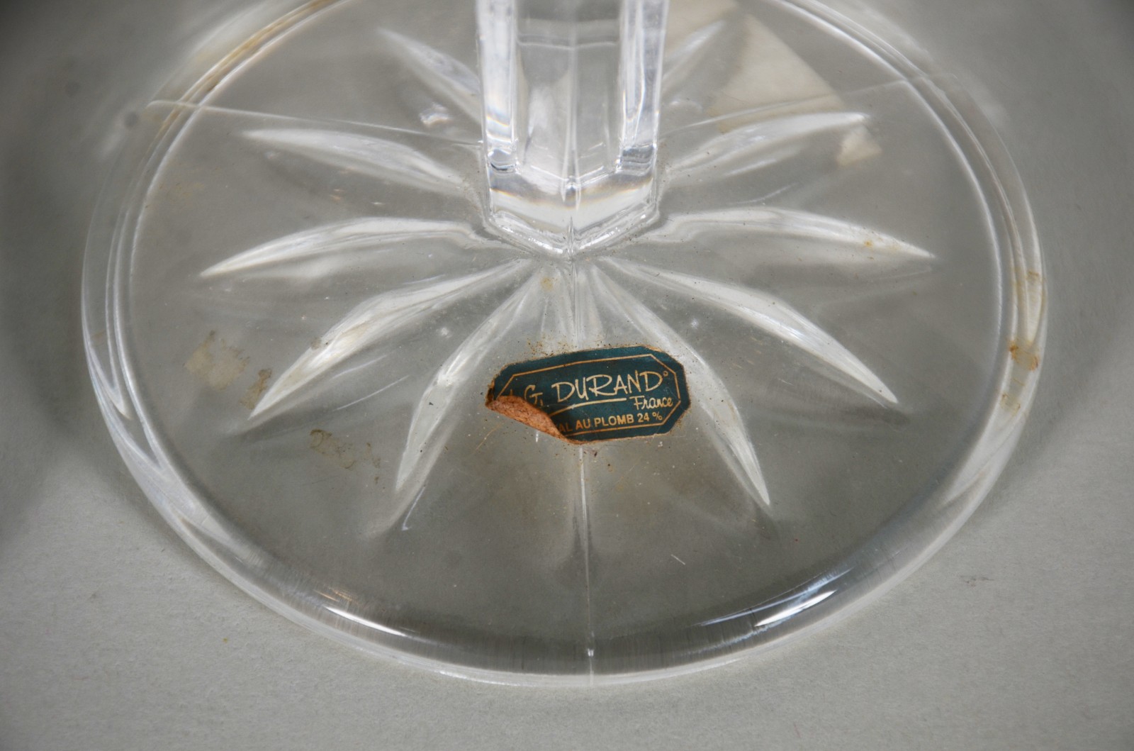 Três peças de cristal, sendo: Par de castiçais e escultura... - foto 6 de 11