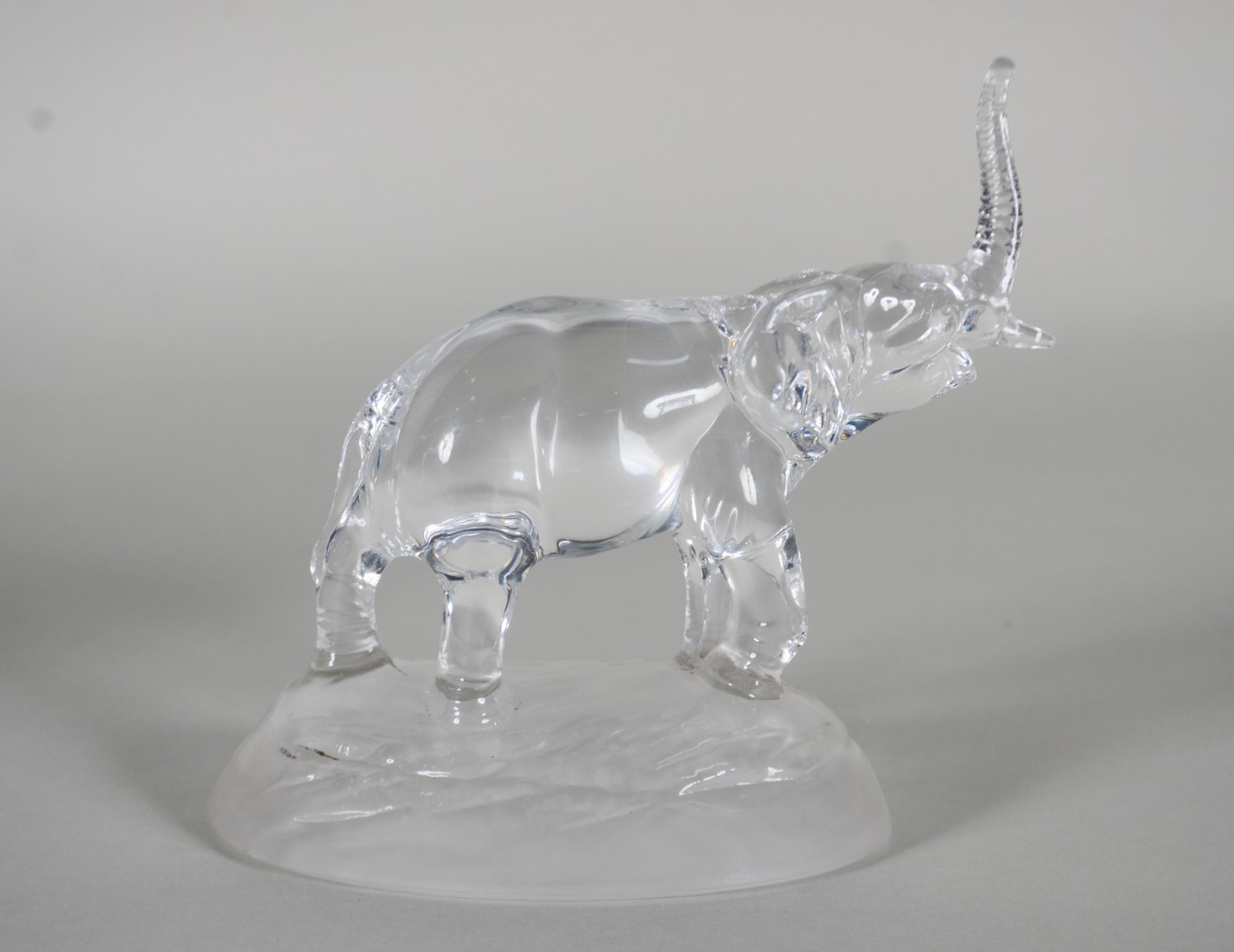 Três peças de cristal, sendo: Par de castiçais e escultura... - foto 7 de 11