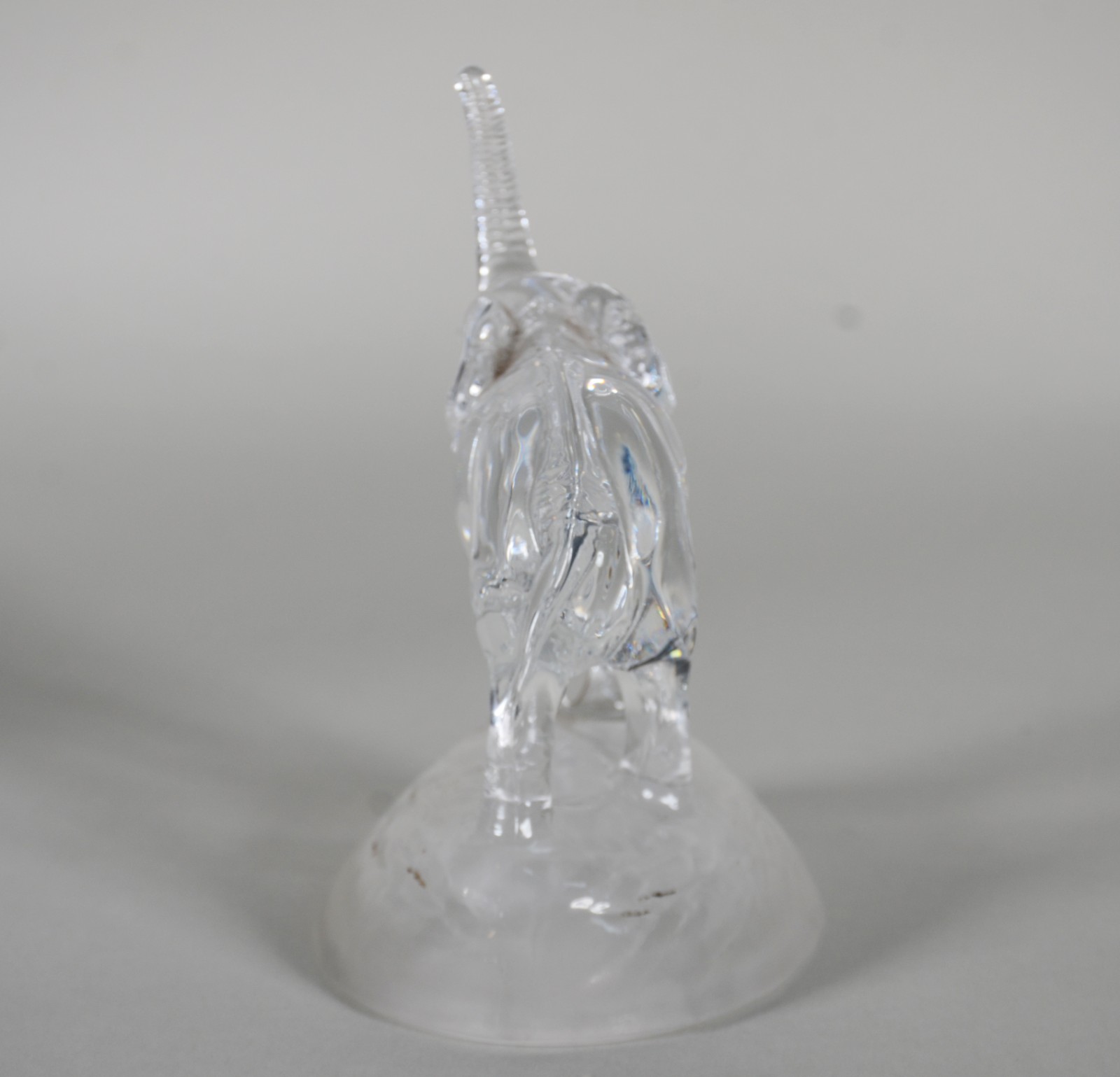 Três peças de cristal, sendo: Par de castiçais e escultura... - foto 8 de 11