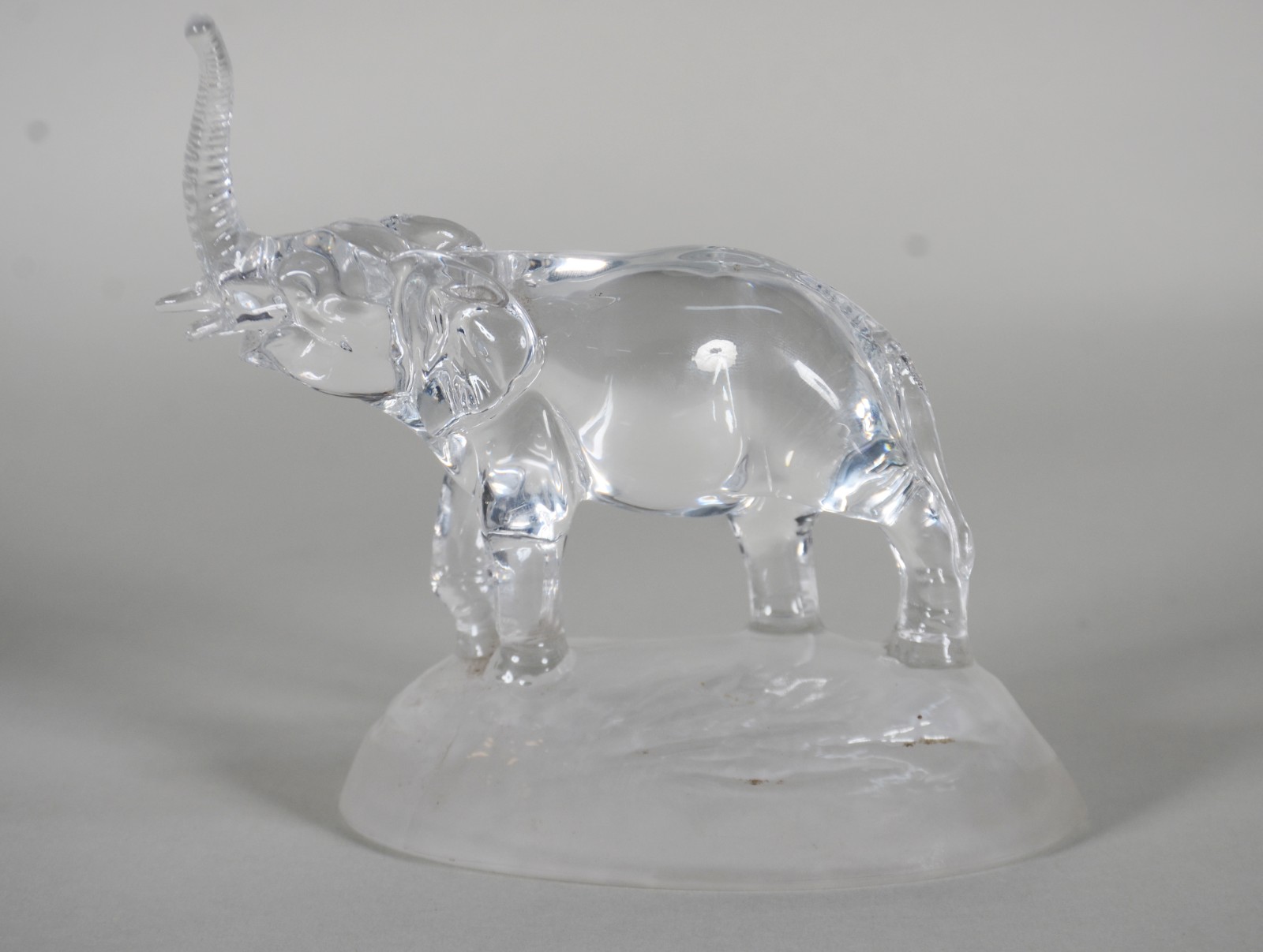 Três peças de cristal, sendo: Par de castiçais e escultura... - foto 9 de 11