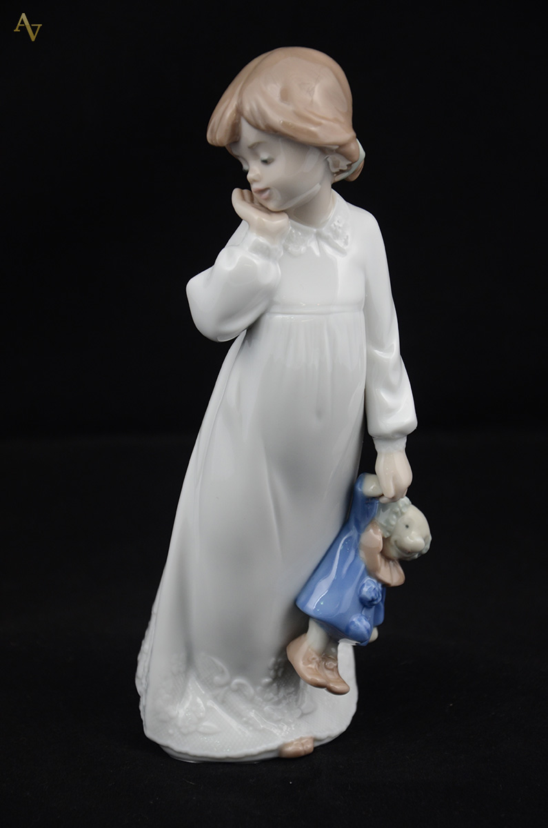 NAO - Escutura de porcelana representando menina com palhacinho... - foto 1 de 2