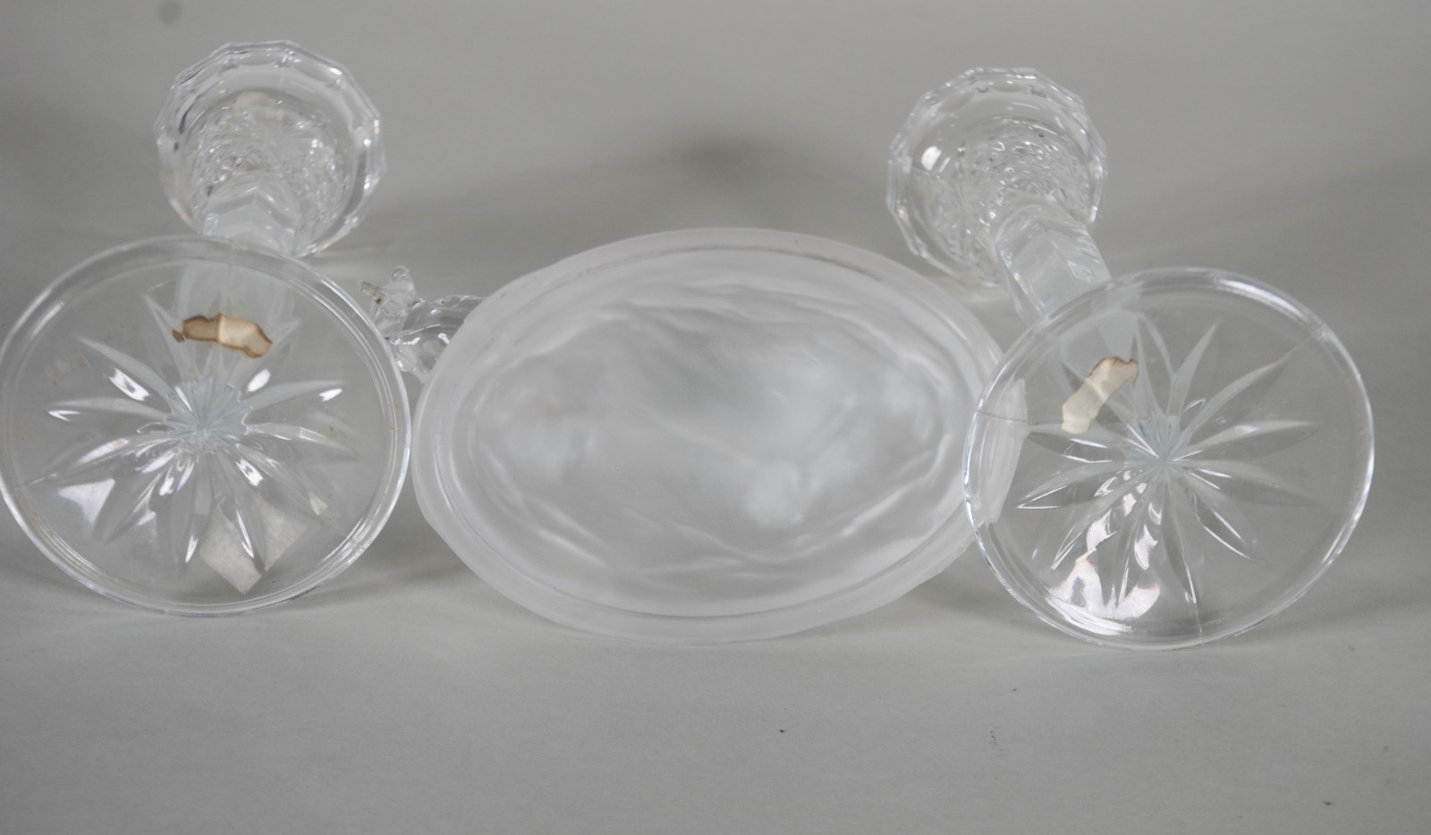 Três peças de cristal, sendo: Par de castiçais e escultura... - foto 11 de 11