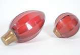 Duas antigas pinhas de cristal vermelho facetad... - Duas antigas pinhas de cristal vermelho facetado, bases de metal dourado. A menor com "batida" e lascado interno, pequenos desgastes.