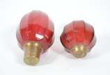 Duas antigas pinhas de cristal vermelho facetad... - Duas antigas pinhas de cristal vermelho facetado, bases de metal dourado. A menor com "batida" e lascado interno, pequenos desgastes.