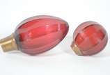 Duas antigas pinhas de cristal vermelho facetad... - Duas antigas pinhas de cristal vermelho facetado, bases de metal dourado. A menor com "batida" e lascado interno, pequenos desgastes.