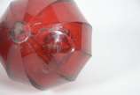 Duas antigas pinhas de cristal vermelho facetad... - Duas antigas pinhas de cristal vermelho facetado, bases de metal dourado. A menor com "batida" e lascado interno, pequenos desgastes.